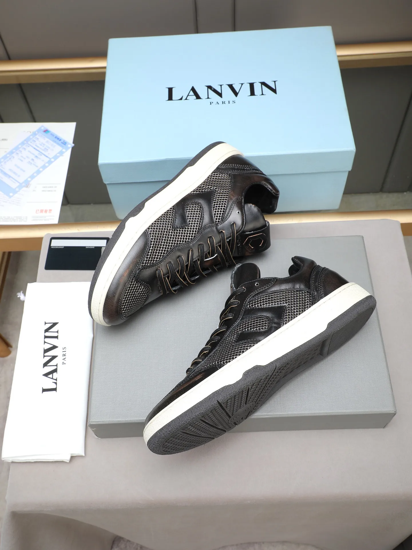Men's shoes 💰640 [LANVIN] The latest fashionable item! High quality CLAY series‼ ️ The latest trendy products of the season 🌈Many bloggers have planted grass and purchased the original open-mold customization. The upper and outsole are sewn with mark threads without edge sealing. Multiple material splicing combination design. Very versatile for fashionable and casual wear. Comfortable on the feet. Self-recommended. Upper cowhide + cow suede + breathable mesh lining. Foot-padding cowhide. Exclusive original open-mold clear logo rubber outsole ⚠️38-44 (customized for 45)